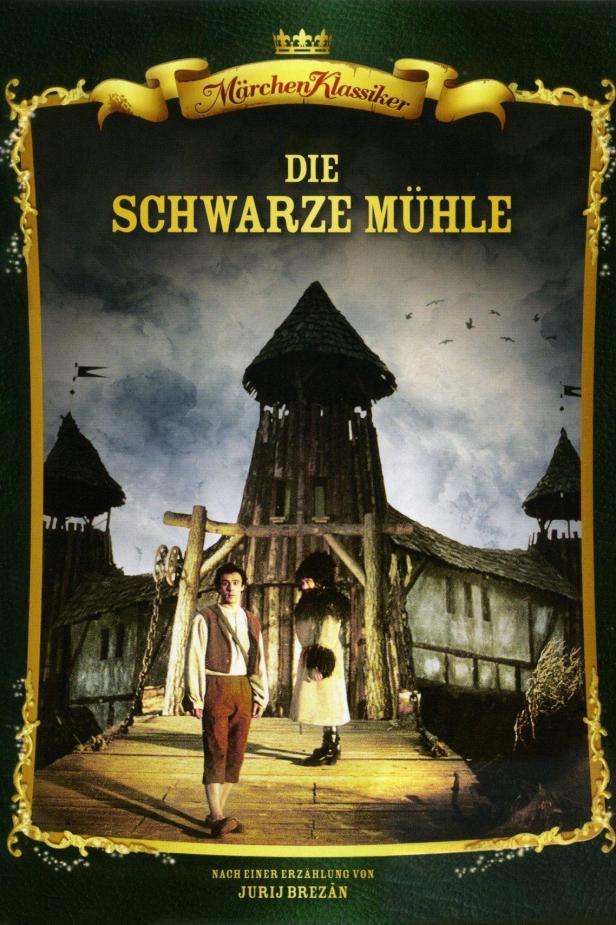Das Cover des Films „Die Schwarze Mühle“ zeigt zwei Figuren vor einer alten Mühle.