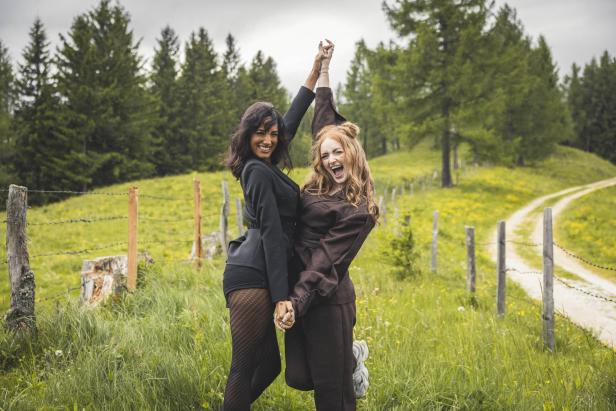 Zoe und Hanna posieren auf der Alm beim Fototermin