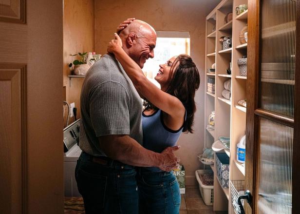 Dwayne Johnson als Wrestler Mike Kerr mit Emily Blunt