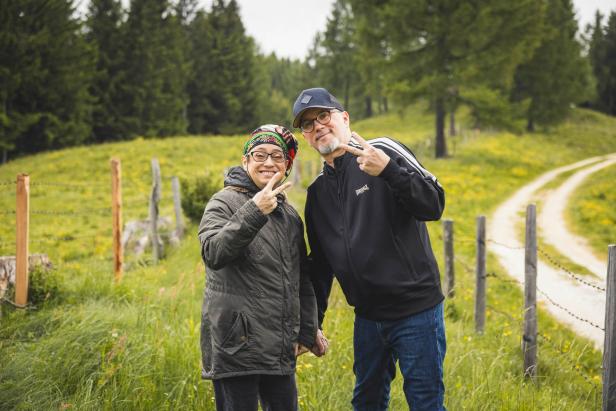 Manuela und Christian bei Fototermin auf der Alm