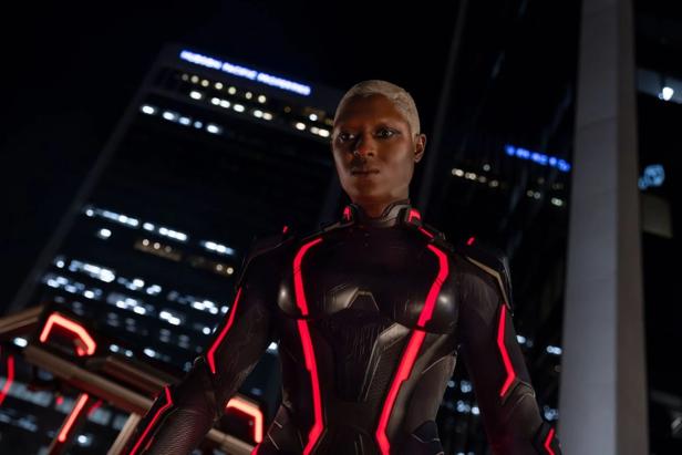 Tron-Figur in schwarzem Neoprenanzug mit leuchtend roten Streifen