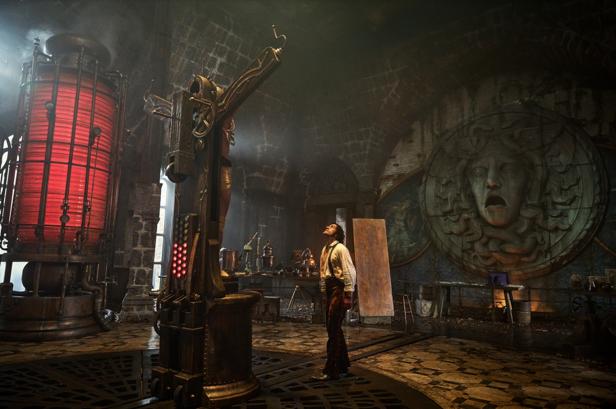 Victor Frankenstein steht im Labor vor seinem Monster