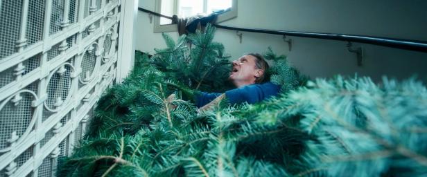 Gery Seidl droht auf Haustreppe unterm Christbaum begraben zu werden