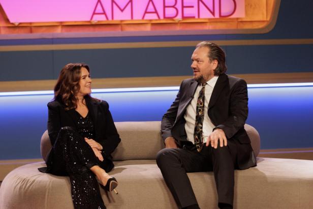 Katharina Witt und Charly Hübner als Gäste einer fiktiven Talkshow