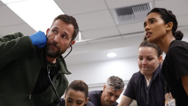 Noah Wyle in seiner Arztrolle mit Krankenhauspersonal