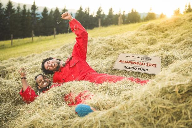 Ferry & Marvin liegen als Rampensau-Sieger 2025 im Heu mit Gewinnscheck von 20.000 Euro