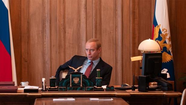Jude Law als Putin am Schreibtisch in Filmrolle