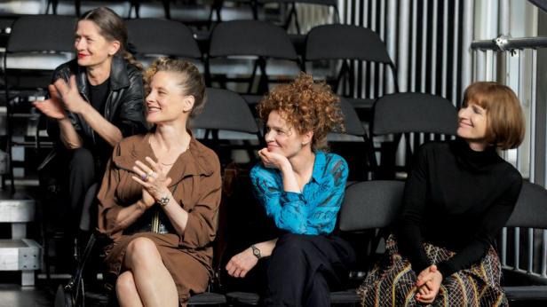 Anne Ratte-Polle, Karoline Herfurth und Victoria Trauttmansdorff als Dozentinnen an der Schauspielschule