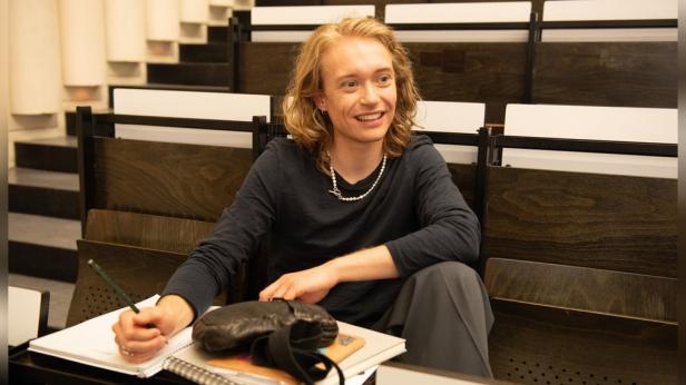 Jonathan Perleth in seiner Filmrolle als Zero im Unihörsaal