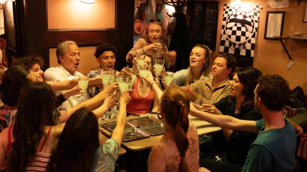 Heiner Lauterbach und Iris Berben feiern mit den anderen Studenten bei einer Kunst-Exkursion