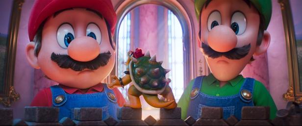Super Mario und Luigi betrachten geschrumpften Bowser
