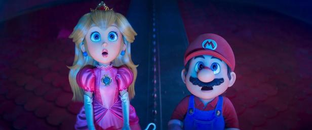 Super Mario und die Prinzessin blicken staunend auf etwas vor ihnen