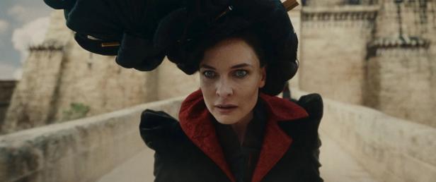 Rebecca Ferguson mit exzentrischen Outfit auf einer Brücke vor einer Burg
