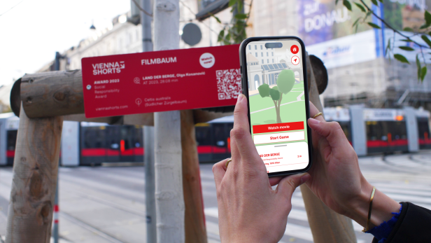 Handy-App vor einem Filmbaum in Wien