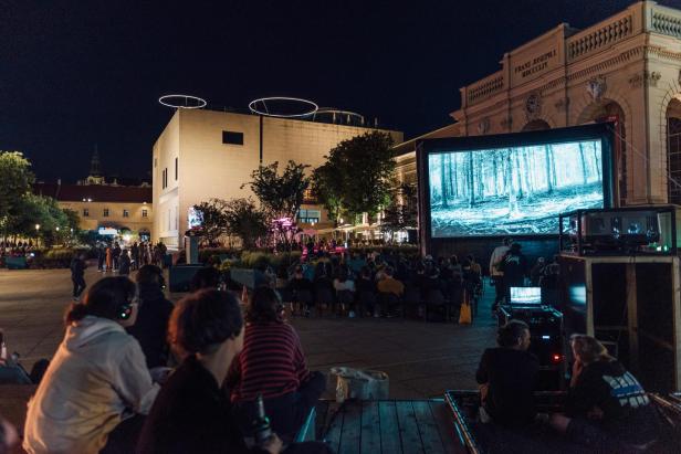 Filmleinwand im nächtlichen Hof des Museumsquartiers