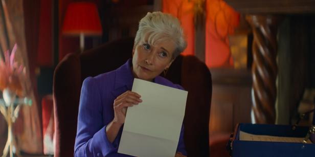 Emma Thompson hält ein Blatt Papier hoch