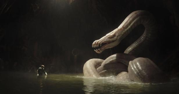 In einer dunklen Höhle steht ein Mann im Wasser vor einer riesigen, weißen Schlange.