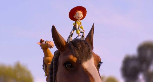 Jessie aus Toy Story reitet auf dem Kopf eines Pferdes, während Bullseye im Hintergrund zu sehen ist.