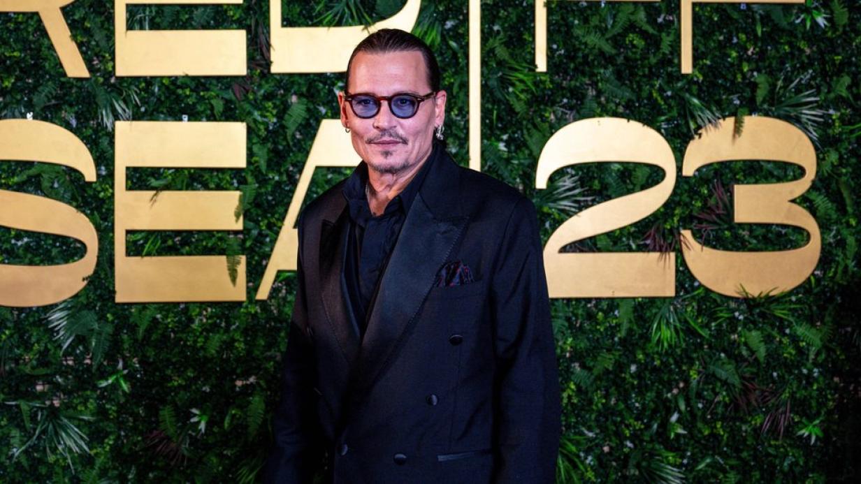 Johnny Depp spielt mit Penélope Cruz in seinem