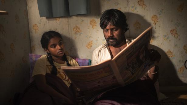 Jesuthasan Antonythasan (re.) flüchtet aus Sri Lanka nach Paris und gibt vor, ein Familienvater zu sein: „Dheepan“ von Jacques Audiard