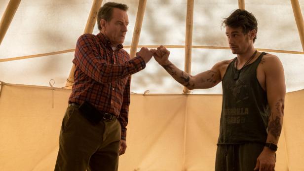 Bryan Cranston (li.) und James Franco in &quot;Why him?&quot;