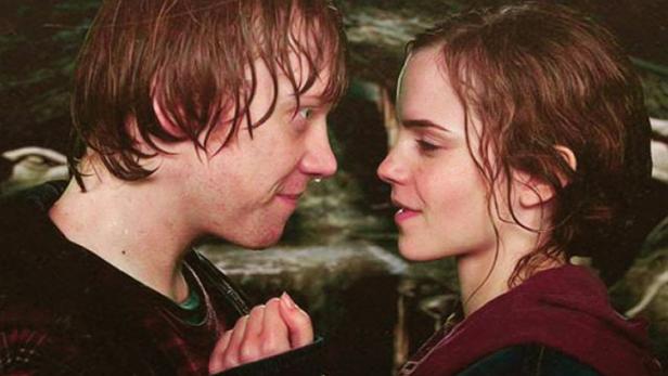 Emma Watson hasste es, ihre &quot;Harry Potter&quot;-Co-Stars zu küssen und brach nach Kuss-Szenen immer in Gelächter aus. Das Knutschen mit Daniel Radcliffe sei jedoch weniger schlimm gewesen als mit Rupert Grint – das wollte Watson nach eigenen Angaben einfach nur so schnell wie möglich hinter sich bringen.  