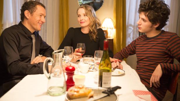 Scheinidylle: Dany Boon (li.) verliebt sich in eine hippe Pariserin (Julie Delpy) und muss sich mit deren Sohn plagen (Vincent Lacoste)