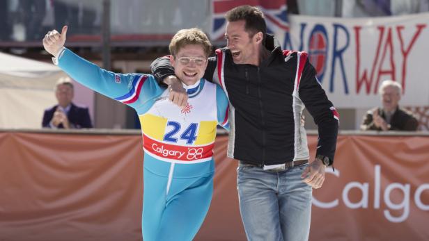 Taron Egerton (li.) als Schispringer und Hugh Jackman als sein Trainer: „Eddie the Eagle“