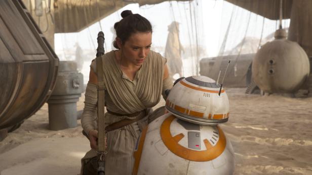 Rey (Daisy Ridley) und BB-8 in &quot;Star Wars: The Force Awakens&quot;