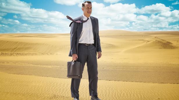 Tom Hanks steht in &quot;Ein Hologramm für den König&quot; in der Wüste