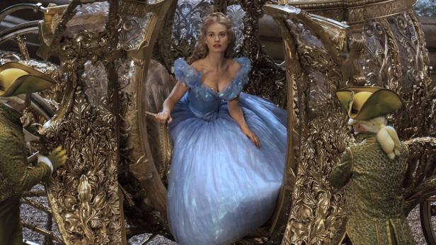 Um Mitternacht muss sie zu Hause sein: Lily James als Cinderella