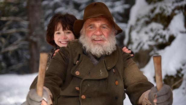 Almöhi (Bruno Ganz) und Heidi (Anuk Steffen) auf dem Weg ins verschneite Dörfli