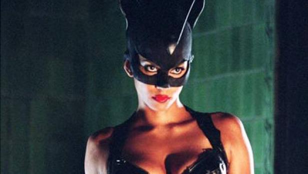 Halle Berry als Catwoman in einem schwarzen Lederkostüm und einer Katzenmaske.