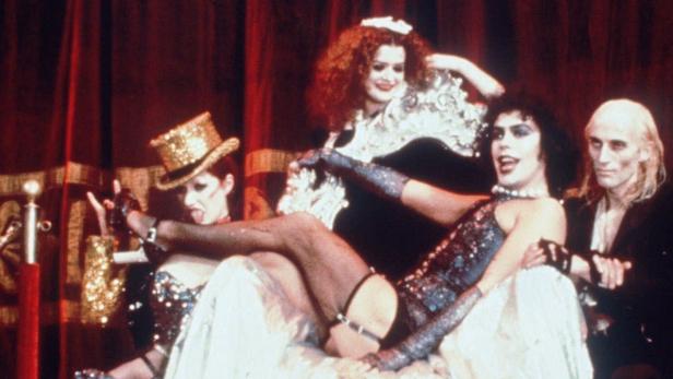 Designerin Sue Blane ist für zweierlei bekannt. Zum einen kreierte sie schon die Outfits für das Musical „Tanz der Vampire“ für die Uraufführung 1997 in Wien. Der absolute Durchbruch gelang ihr weit früher mit der Ausstattung der „Rocky Horror Picture Show“ (1975) mit Tim Curry .