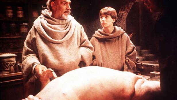 Sean Connery als William von Baskerville untersucht eine Leiche in „Der Name der Rose“.