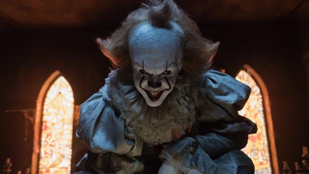 Bill Skarsgård als Grusel-Clown in Stephen Kings „Es“