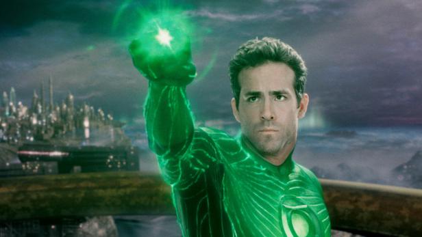 Als einer der größten (tatsächlichen) Flops der jüngeren Blockbuster-Geschichte, erwies sich &quot;Green Lantern&quot; (2011). Voll auf den anhaltenden Erfolg der Comic-Verfilmungen setzend, konnte der Film weltweit zwar 210 Millionen Dollar einnehmen, kostete das Filmstudio Warner Bros. aber alles in allem 325 Millionen Dollar