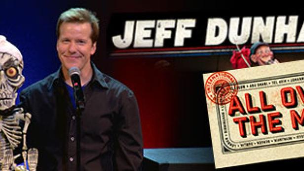 Jeff Dunham mit einer seiner Puppen auf der Bühne vor dem Hintergrund „All Over The Map“.
