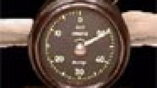 Ein rundes Manometer mit einer Anzeige von etwa 55 Bar.