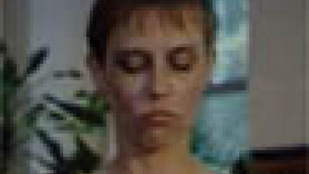 Eine Frau mit kurzen Haaren und geschlossenen Augen sitzt aufrecht.