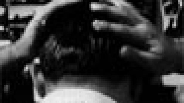 Eine Person bekommt eine Kopfmassage.