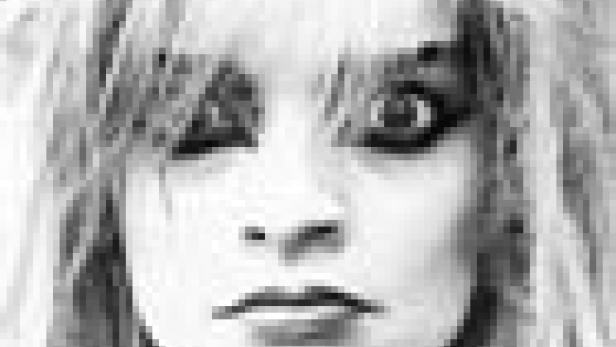 Schwarzweißporträt einer Frau mit toupierten, blonden Haaren und starkem Augen-Make-up.