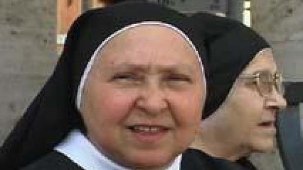 Zwei Nonnen in traditioneller Kleidung stehen nebeneinander.