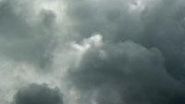 Dramatische, dunkle Wolken bedecken den Himmel.
