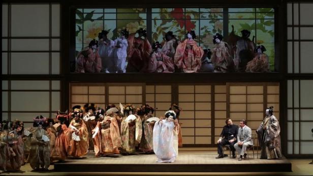 Eine Bühnenszene mit Darstellern in traditionellen japanischen Kostümen.