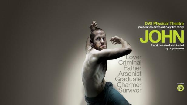 Ein muskulöser Mann posiert für das Theaterstück „John“ von DV8 Physical Theatre.