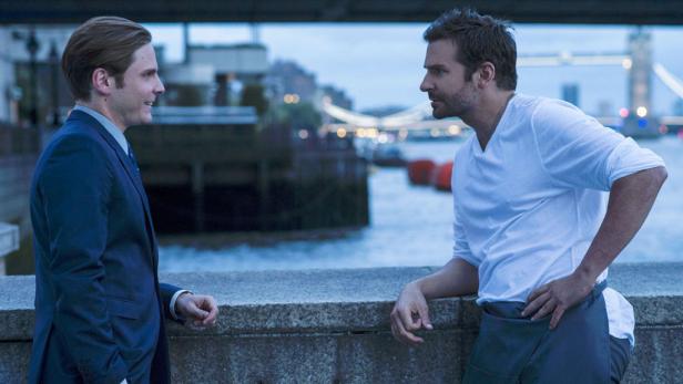Daniel Brühl und Bradley Cooper stehen vor der Tower Bridge in London.