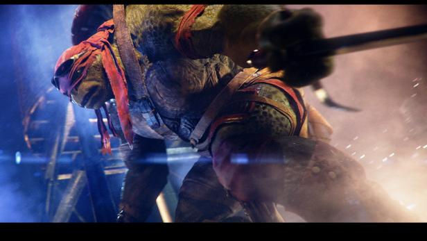 Raphael von den Teenage Mutant Ninja Turtles mit gezückten Sai in Kampfhaltung.