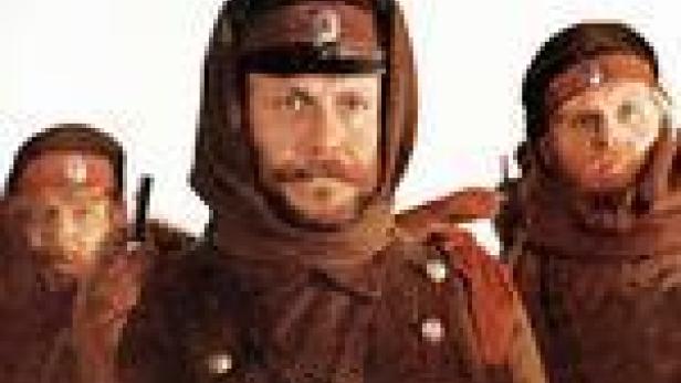 Eine Gruppe von Soldaten in Winteruniformen und Fellmützen.