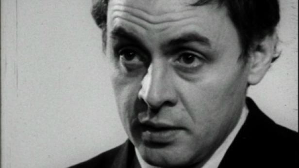 Schwarzweißaufnahme eines Mannes in Anzug und Krawatte.